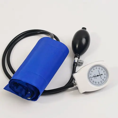 Sfigmomanometro aneroide stile orologio maschile con stetoscopio